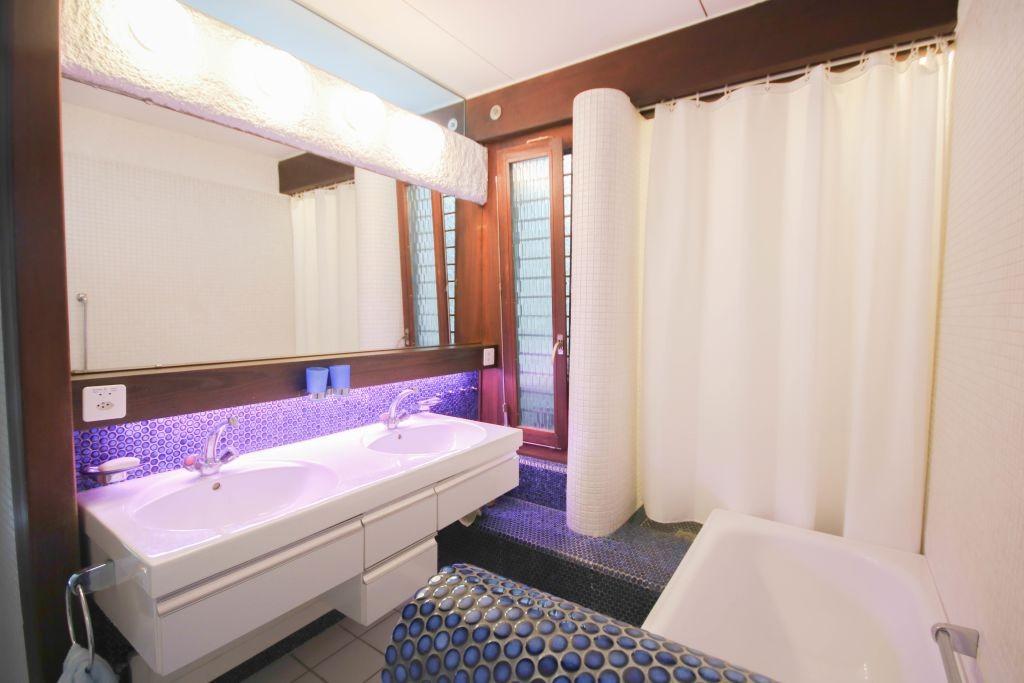 Modernes Badezimmer mit Doppelwaschtisch und Badewanne