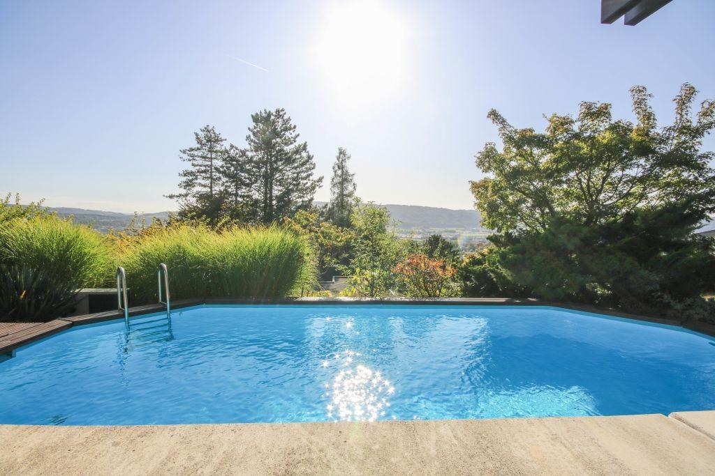 Außenpool mit Gartenblick