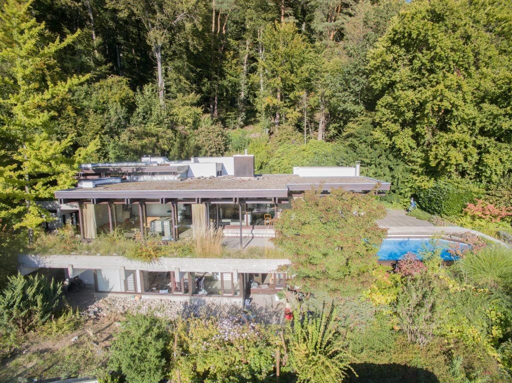 Modernes Haus in Hanglage mit Pool und viel Grün