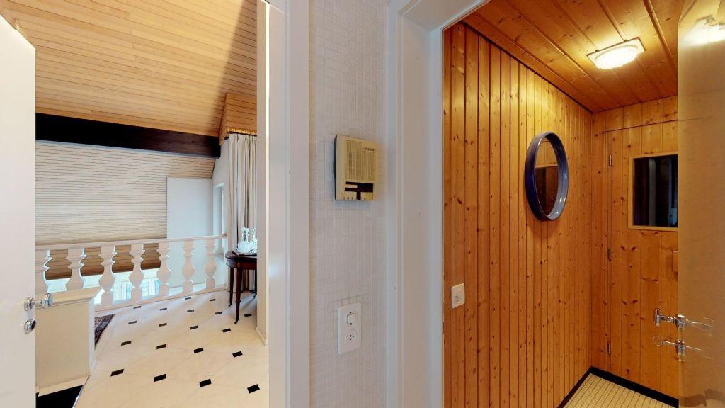Treppenpodest mit angrenzender Sauna