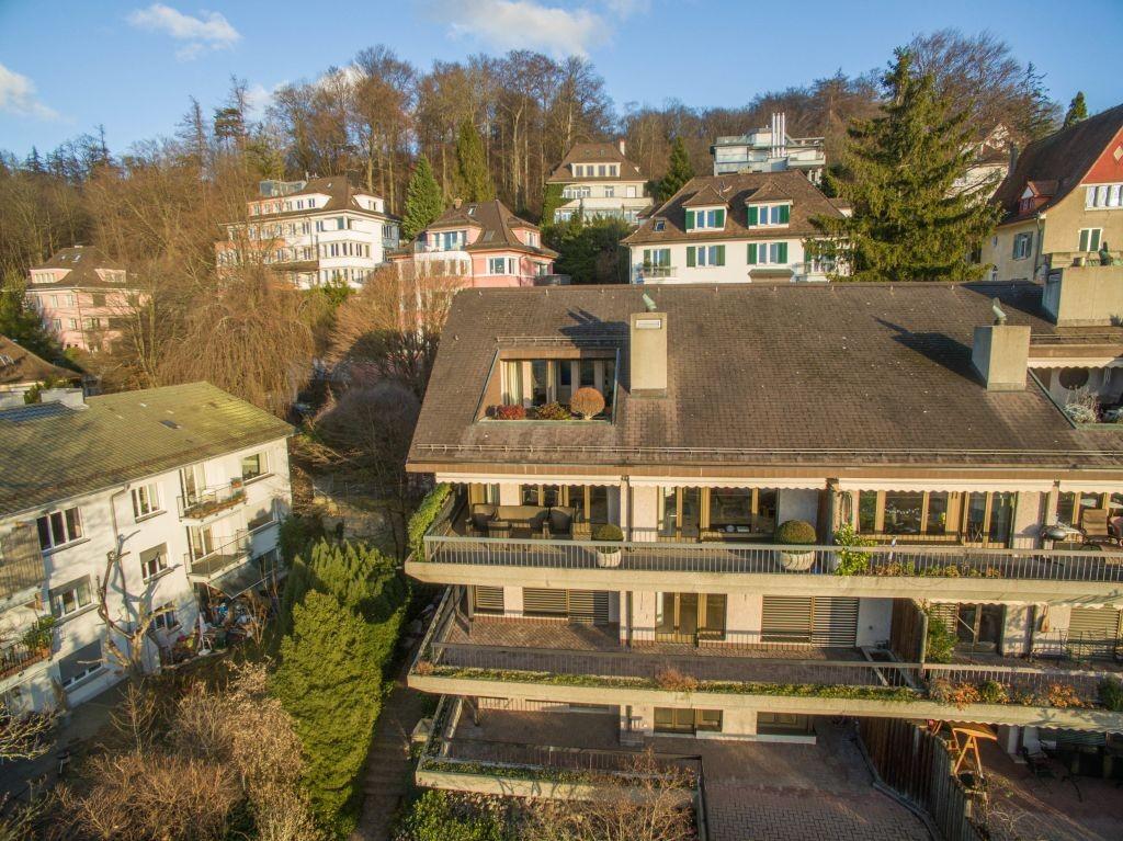 Mehrfamilienhaus mit großen Balkonen in Hanglage