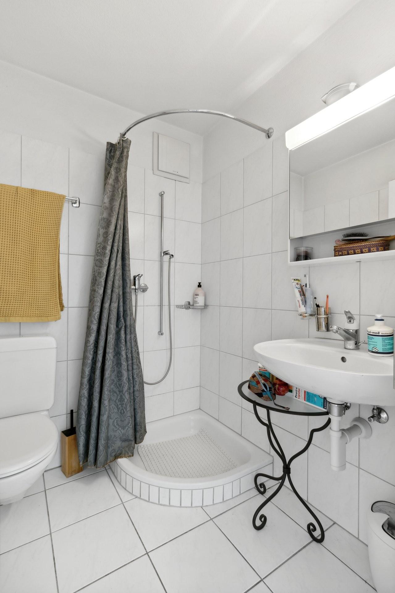 Badezimmer mit Dusche und Waschbecken