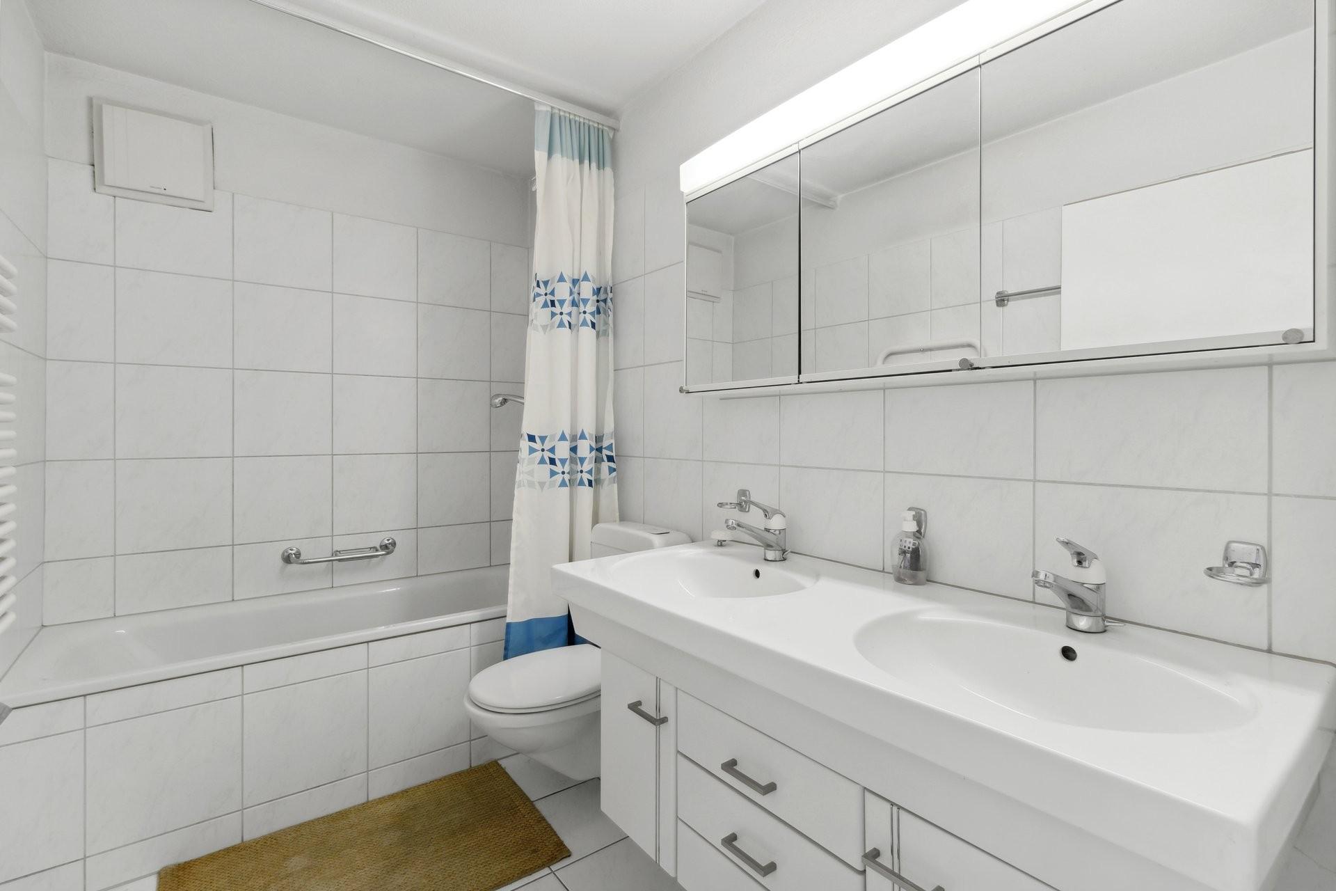 Modernes Badezimmer mit Badewanne und Doppelwaschbecken