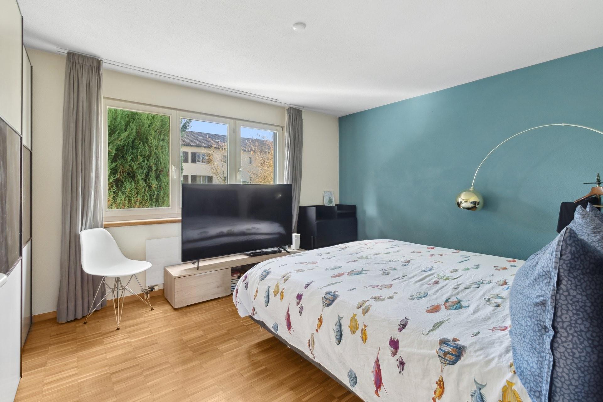 Helles Schlafzimmer mit Fenster und Bett