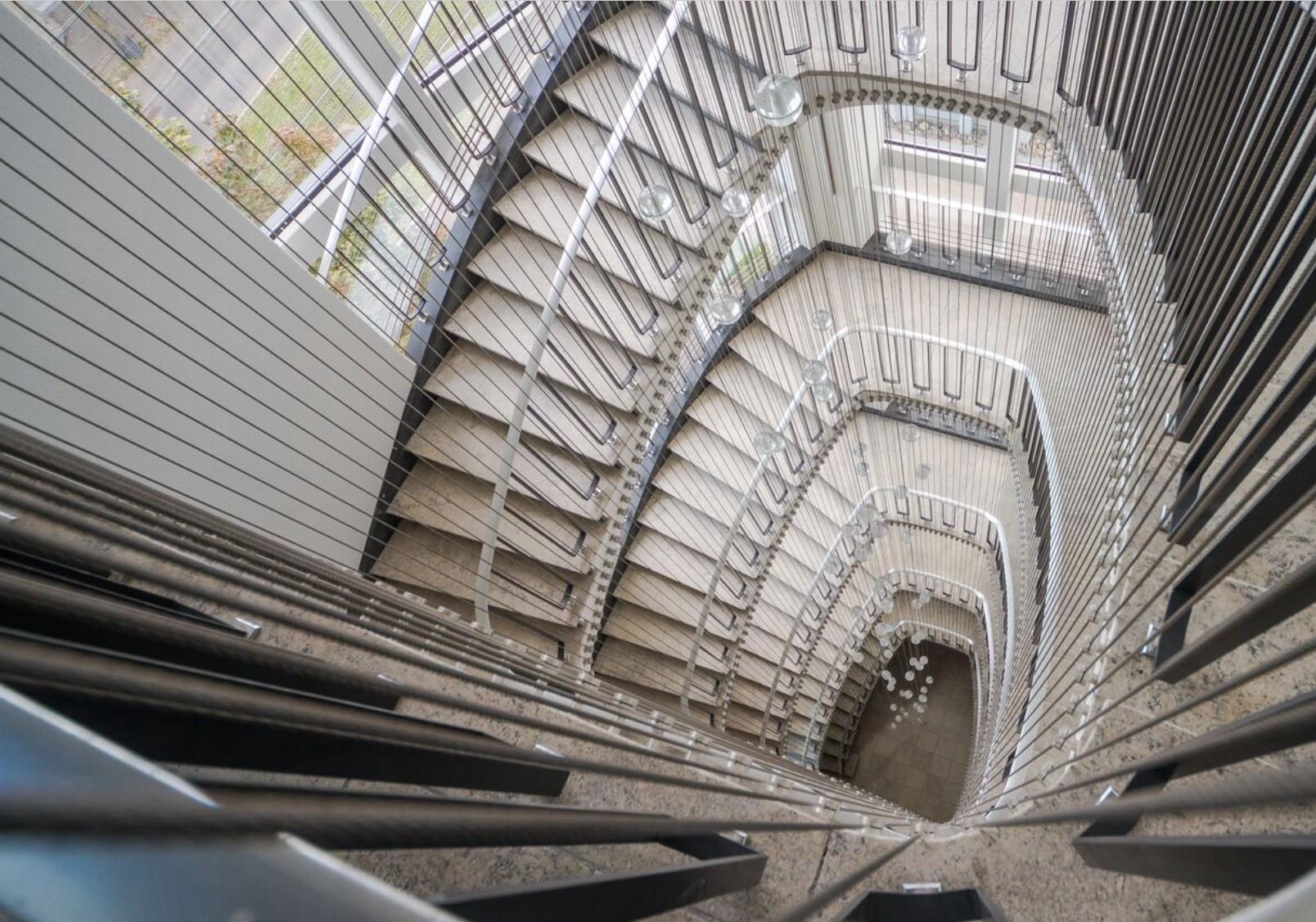 Spindeltreppe mit Glaspendelleuchten