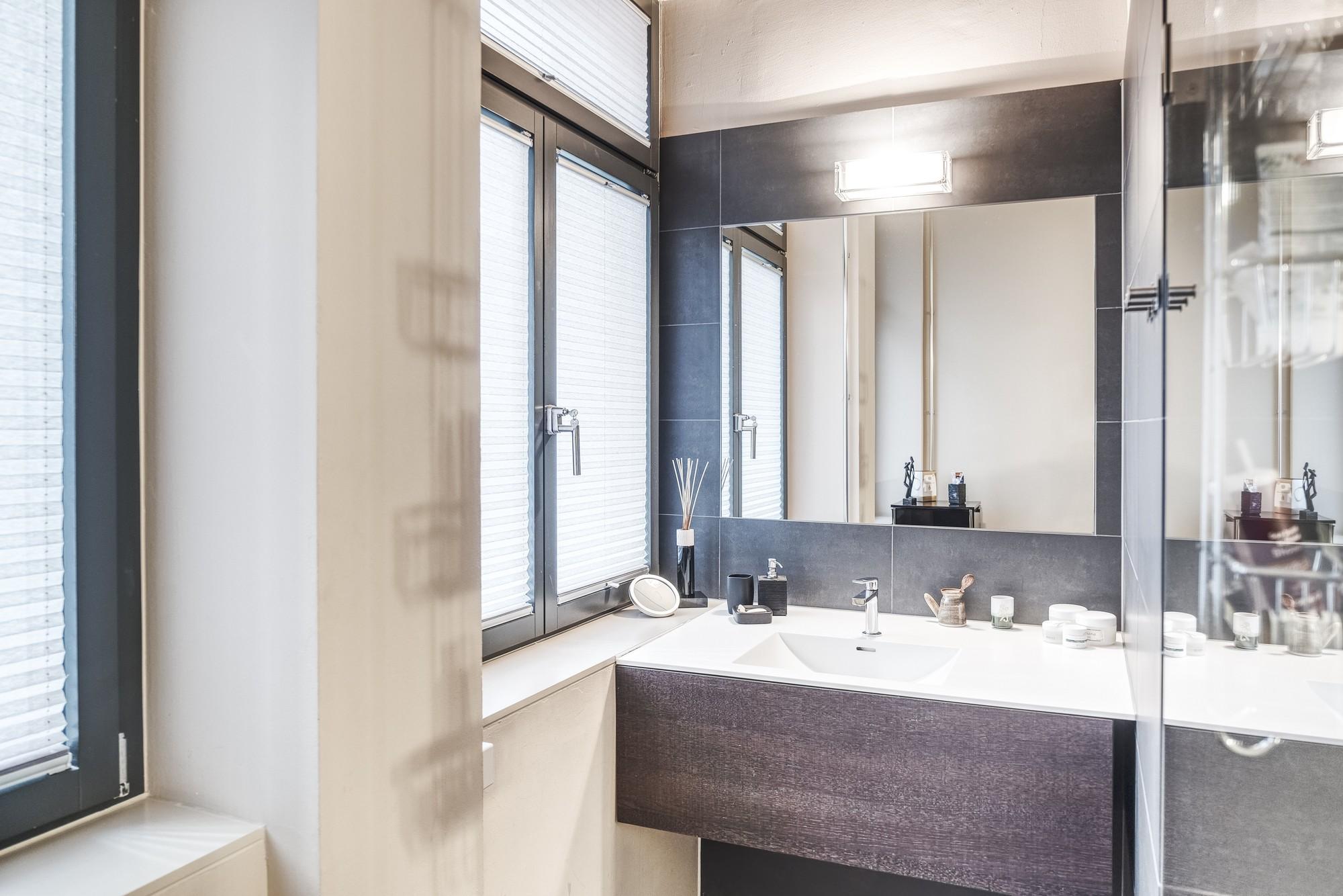 Modernes Badezimmer mit dunklem Waschtisch