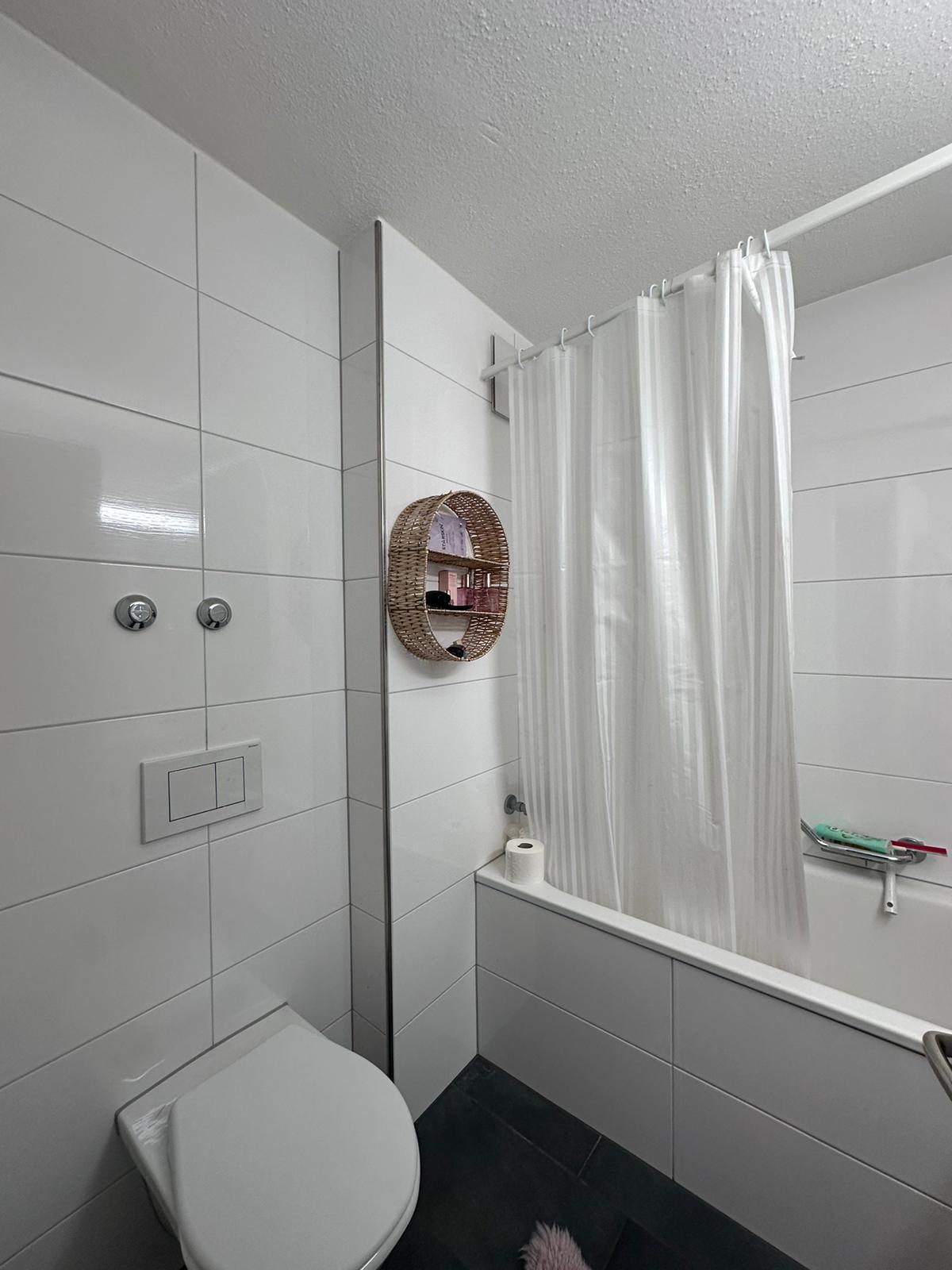 Badezimmer mit Badewanne und WC