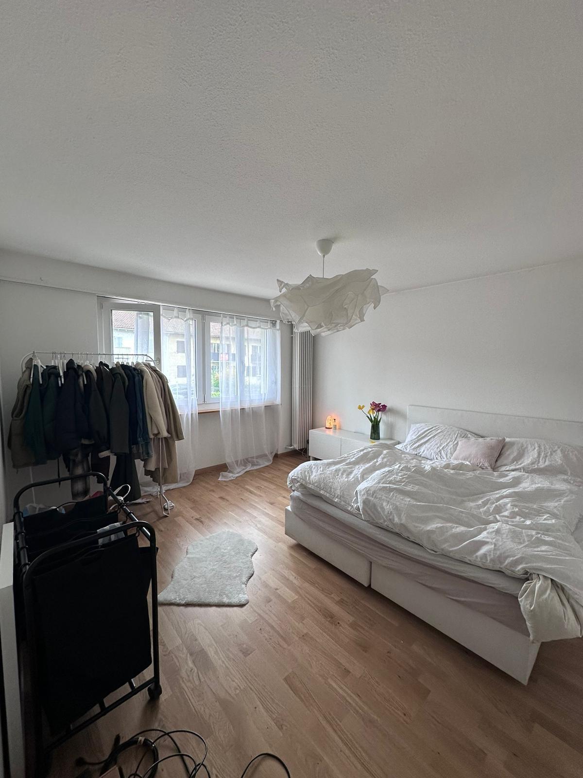 Helles Schlafzimmer mit Kleiderständer